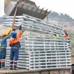 Prefectura del Guayas traslada hacia el cantón Naranjal, las piezas de los dos puentes Bailey que reemplazarán provisionalmente a la estructura afectada por explosivos