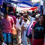 Corredores Navideños atraen a clientes con precios accesibles