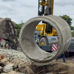 Emergencia por socavón en represa Chilintomo, en el cantón Jujan, es atendida por la Prefectura del Guayas, con la ejecución de trabajos para proteger la infraestructura