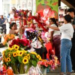 Mercado de flores y feria municipal registran masiva concurrencia por San Valentín