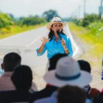 Tras 15 años de espera, la Prefecta Marcela Aguiñaga concreta la entrega de la vía San Pedro Espinal, en Santa Lucía, completamente asfaltada y señalizada