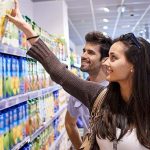 Los hogares ecuatorianos cambian su forma de comprar: consumen menos volumen, visitan más canales y priorizan productos más pequeños