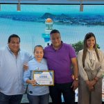 GOBERNADOR DEL GUAYAS DIALOGA CON LA PRENSA Y RECONOCE A EMPRENDEDORA GASTRONÓMICA EN «LA SAZÓN GUAYACA»
