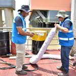 PREFECTURA DEL GUAYAS DESPLEGÓ BARRERAS PARA CONTENER COMBUSTIBLE TRAS HUNDIMIENTO DEL BUQUE MORGAN